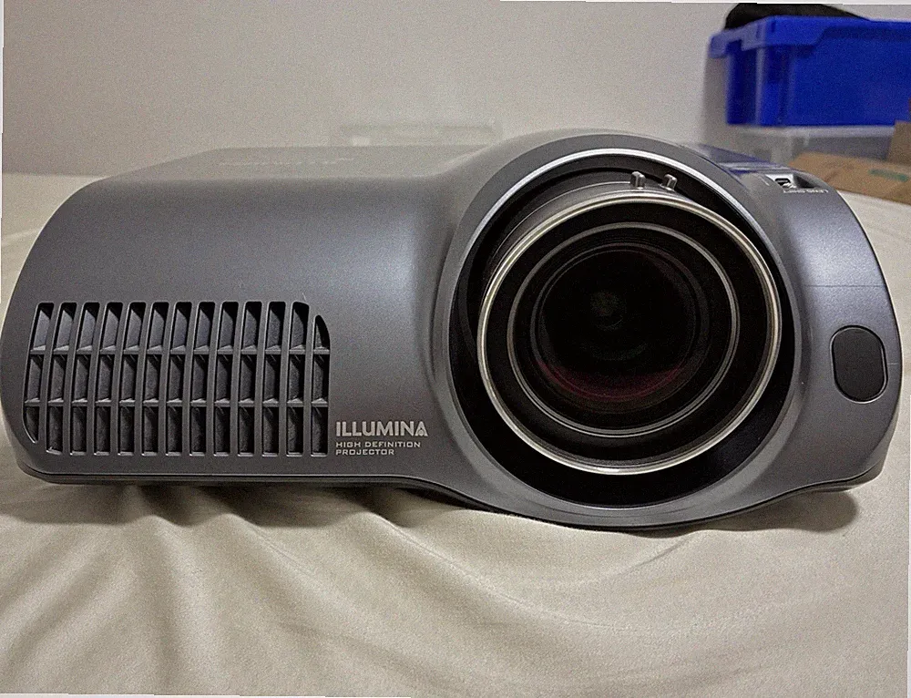 Hitachi PJ-TX200 LCD Beamer HD Ready 16:9 Lens Shift Desktop + Ersatzlampe
