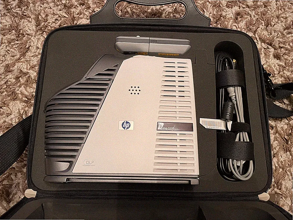 HP MP3135 DLP-Projektor 1800 mit Fernbedienung, Tasche, Kabel, WLAN, Netzwerk