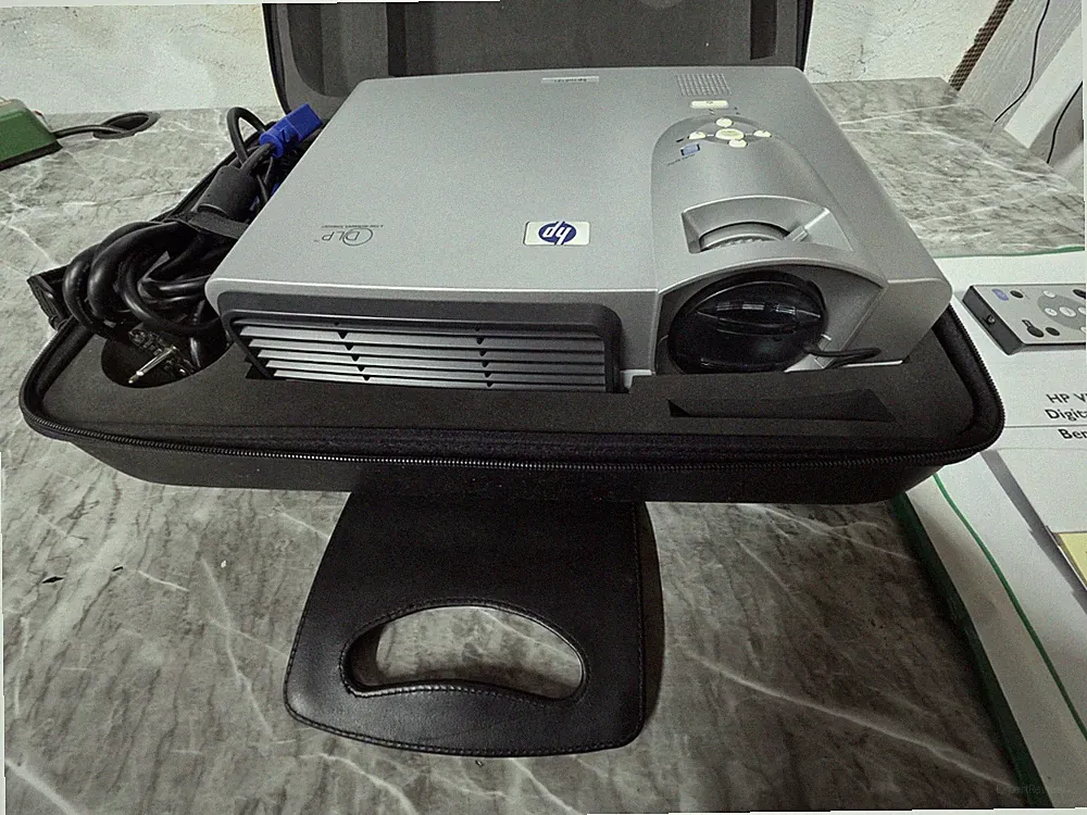 HP VP 6121 Projector Beamer VGA XGA DLP 2000 Lumens mit FB. im Koffer