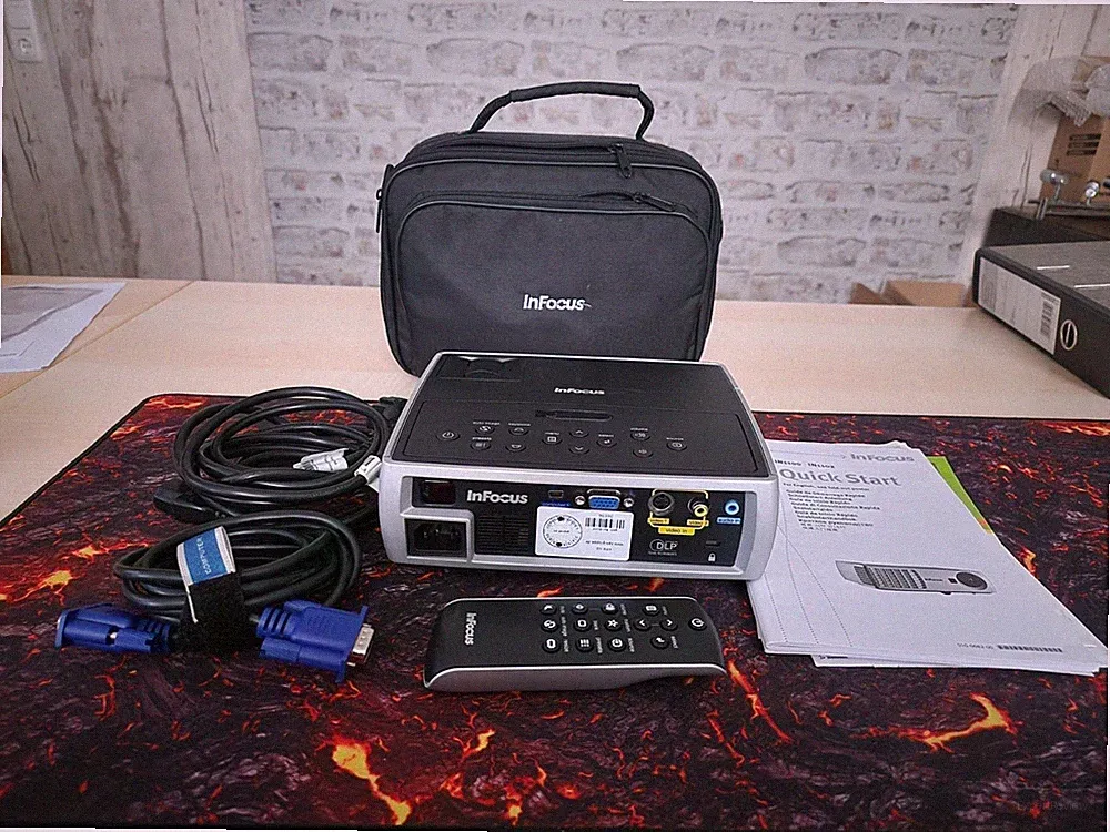 InFocus DLP Beamer inkl. Tasche, Fernbedienung & Kabel – voll funktionsfähig