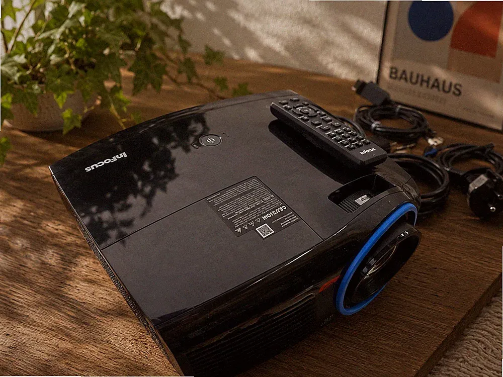 InFocus DLP Beamer mit HDMI, Fernbedienung & Kabeln