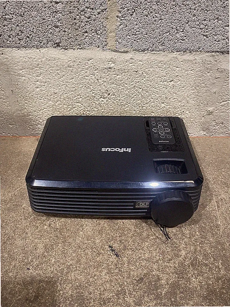 InFocus DLP-Projektor X6 schwarz Videopräsentation mit Fernbedienung & Objektivdeckel