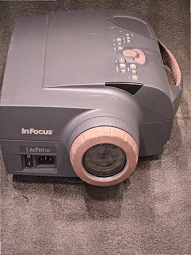 InFocus LitePro 720 Projektor - Ungetestet, Kratzer