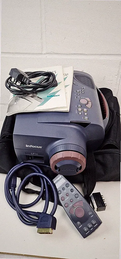 InFocus LP750 Tragbarer DLP-Projektor mit Tragetasche/Tasche und Kabeln