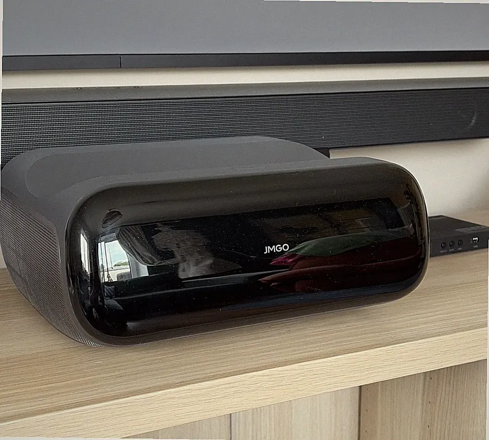 JMGO O2S Ultra 4K HDR Triple Laser TV in der Heimkinoraum Edition