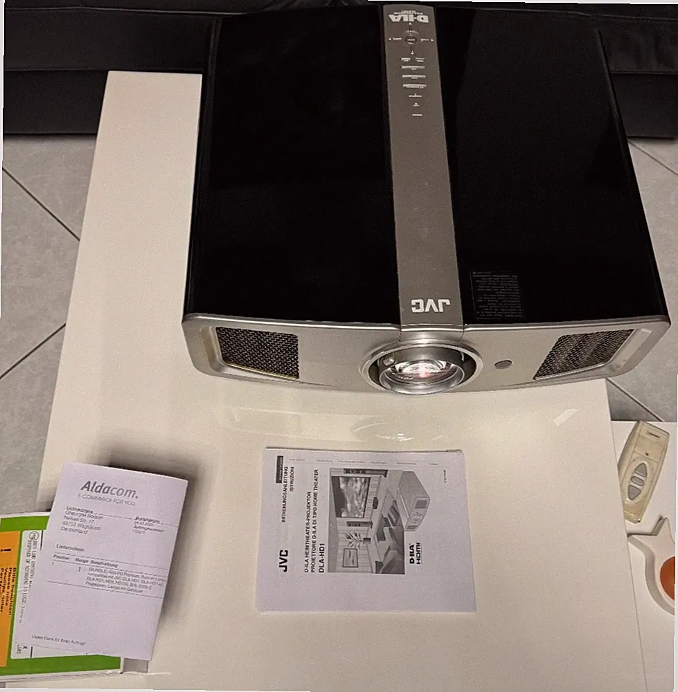 JVC HD-1 / RS-1 Voll HD Beamer mit 2 HDMI , nagelneue Lampe . sehr gut gereinigt