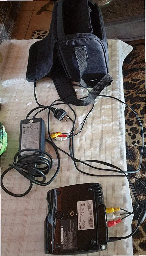 Kleiner handlicher LED-Beamer - mit Tasche, Netzteil, Anschlusskabel - Samsung