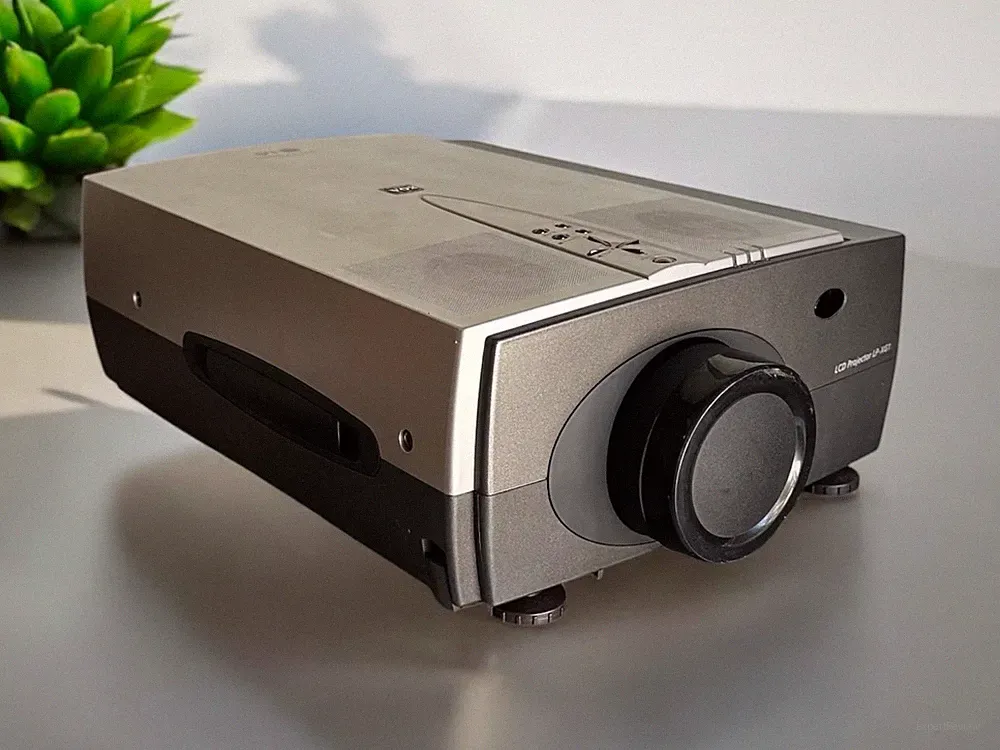 LG Beamer LCD Projektor LP-XG1 Heimkino Büro NEU
