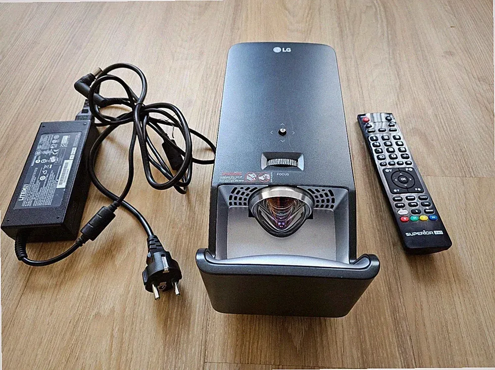 LG Beamer LG PF1000UT FULL-HD Kurzdistanzbeamer Ultrakurzdistanz