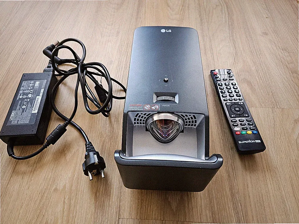 LG Beamer LG PF1000UT FULL-HD Kurzdistanzbeamer Ultrakurzdistanz