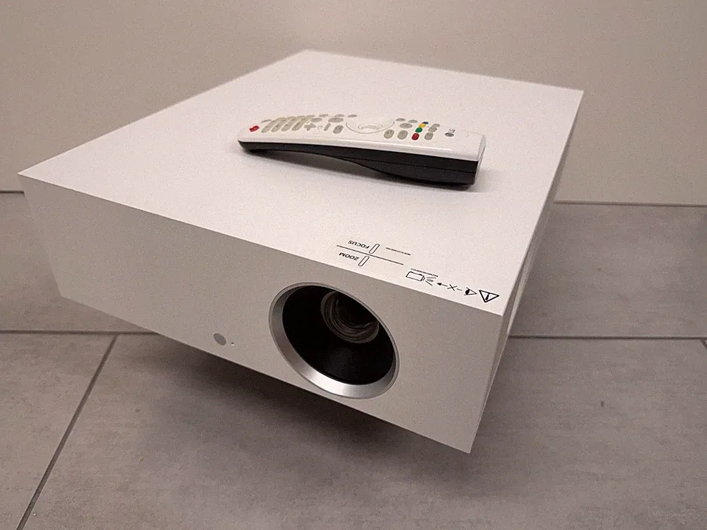 LG CineBeam HU810PW 4K Laser Beamer + Deckenhalterung – ACHTUNG 3 Pixelfehler