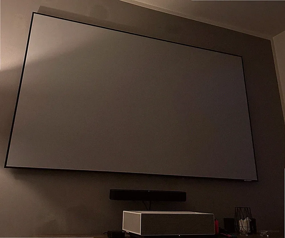 LG CineBeam + Leinwand | Ultrakurzdistanz-Beamer mit 4K UHD-Auflösung