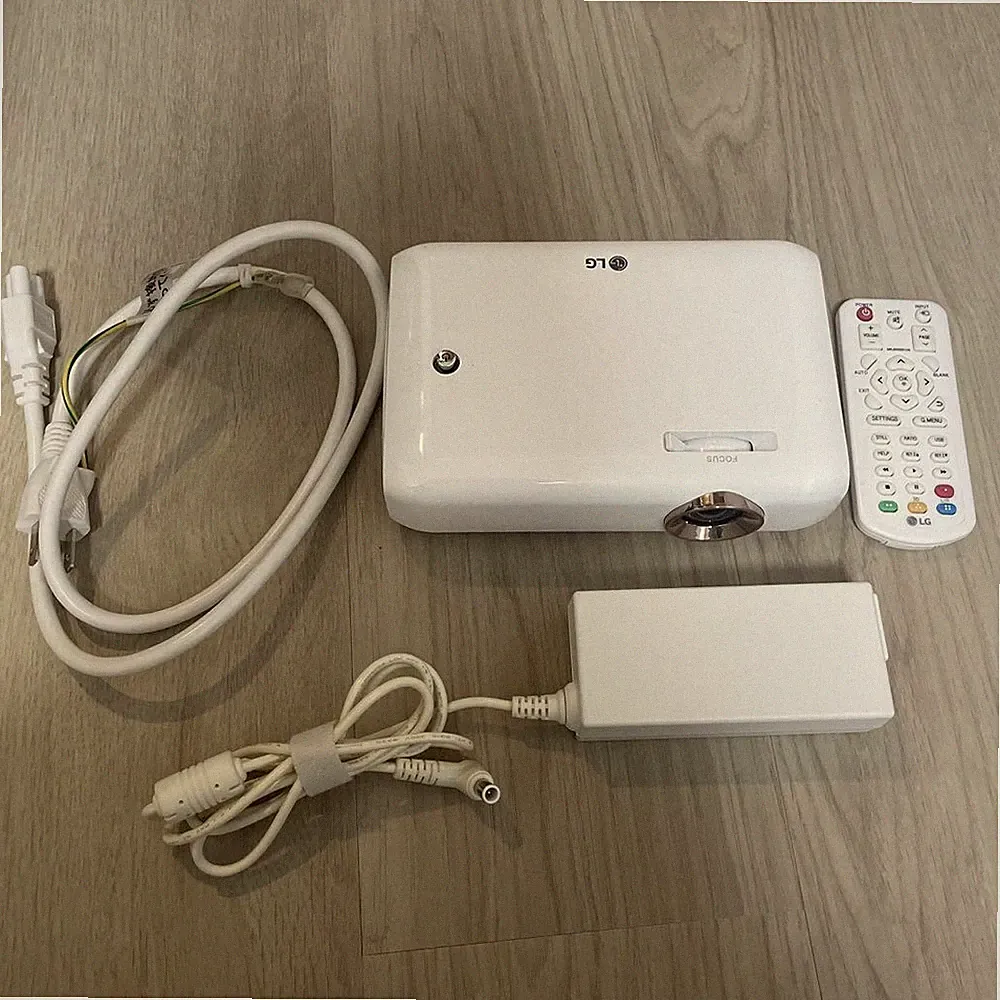 LG Electronics PH550G LED tragbarer Minibeam-Projektor mit Zubehör aus Japan