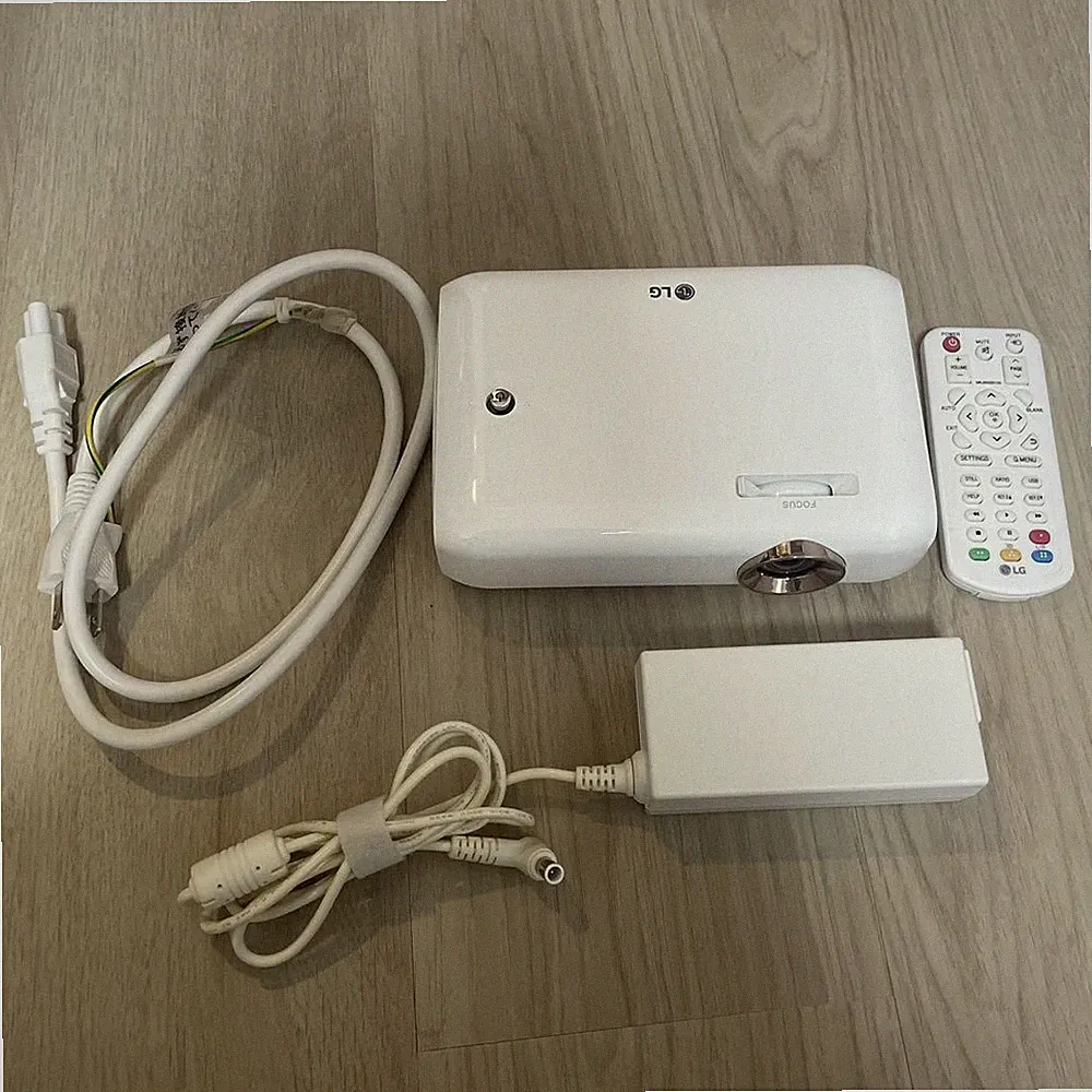 LG Electronics PH550G LED tragbarer Minibeam-Projektor mit Zubehör aus Japan