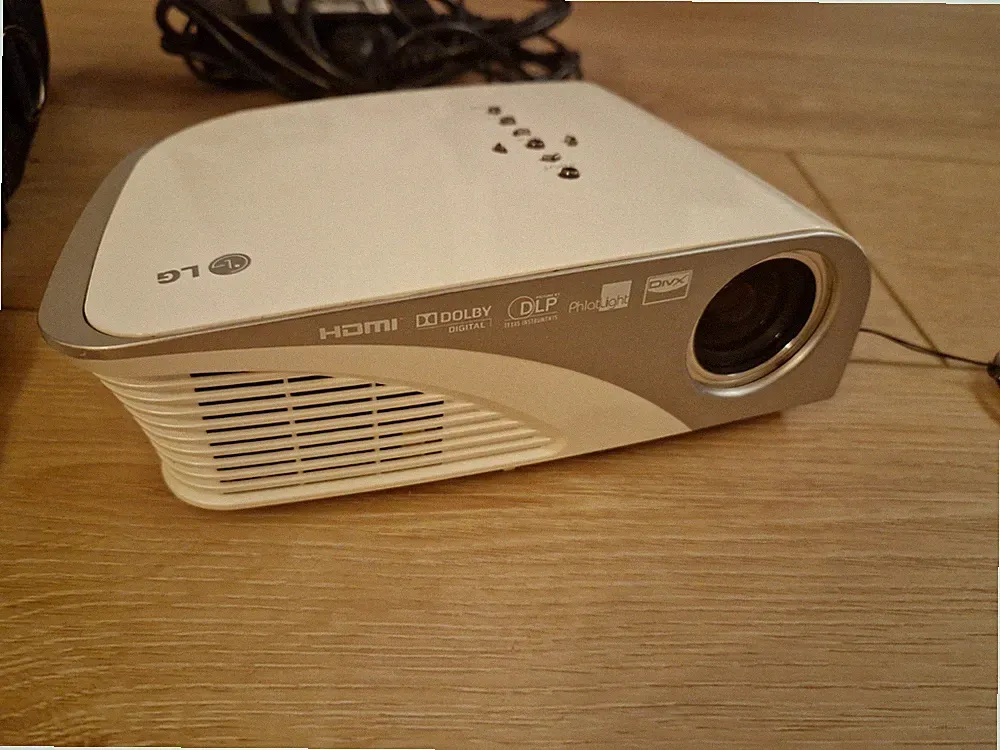 LG HS201G Kompakter LED-Beamer DLP Projektor mit Tasche USB Hdmi