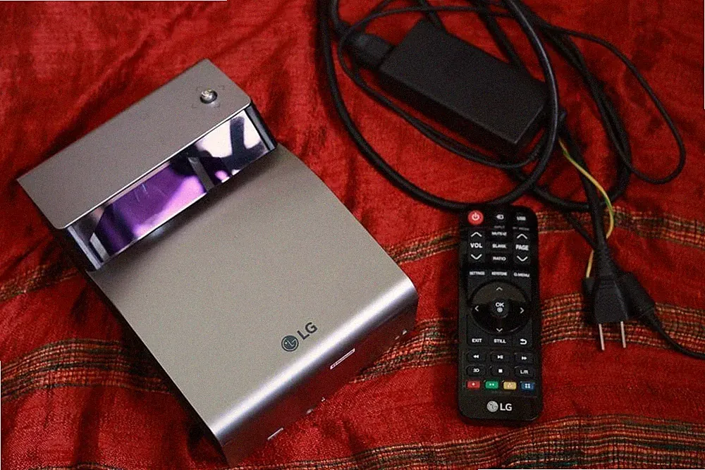 LG PH450UG Tragbarer LED-Ultra-Kurzdistanzprojektor Silber Funktioniert...