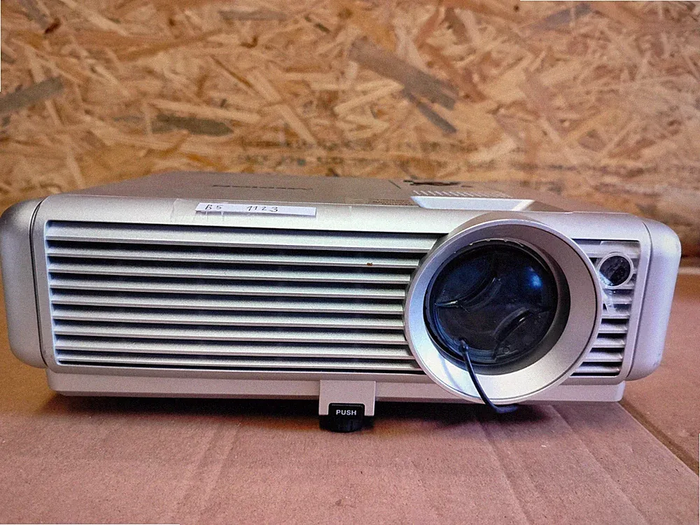 Medion MD 30055 BA DLP Beamer Projektor – HDMI/VGA -gebraucht (B5 1123)
