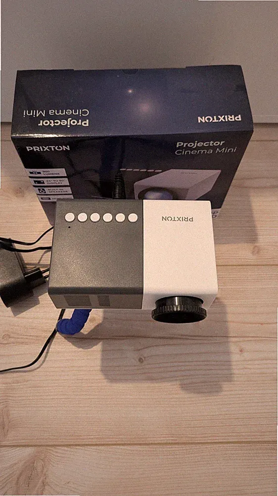 Mini Beamer Projektor Full HD Wie Neu mit Fernbedienung und Kabel