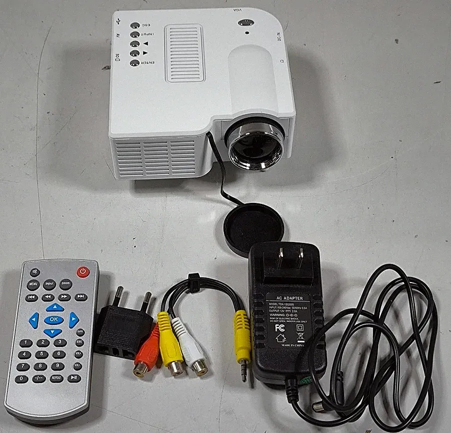 Mini Heim HD LED Projektor - Ungeprüft, Spuren Der Verwendung
