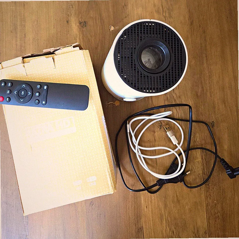 Mini LED Projektor/Beamer Weiß mit Fernbedienung, Netzteil, OVP „Ultra HD“