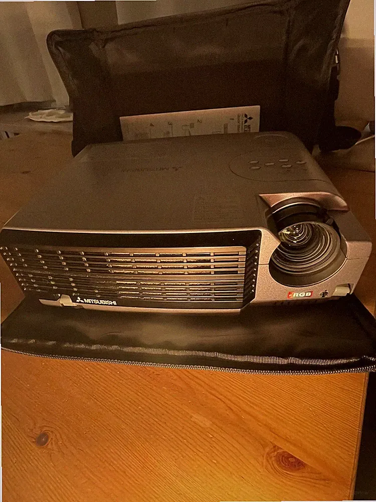 Mitsubischi XD300U DLP Beamer