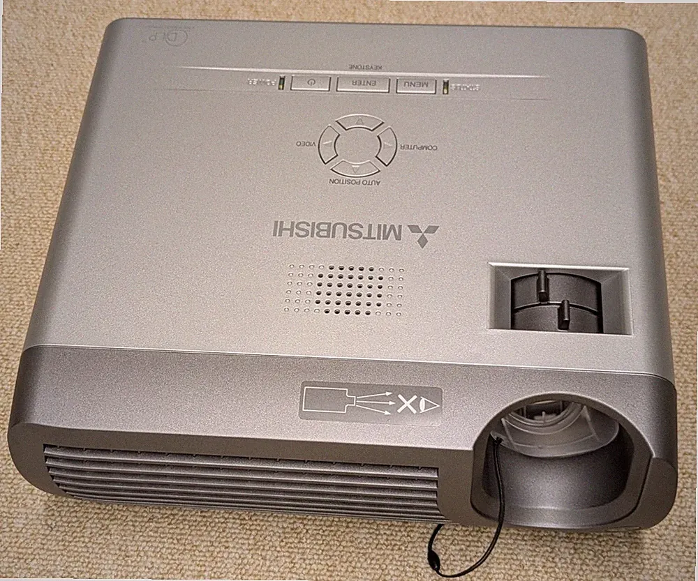 Mitsubishi XD110U DLP Beamer inkl. Zubehör