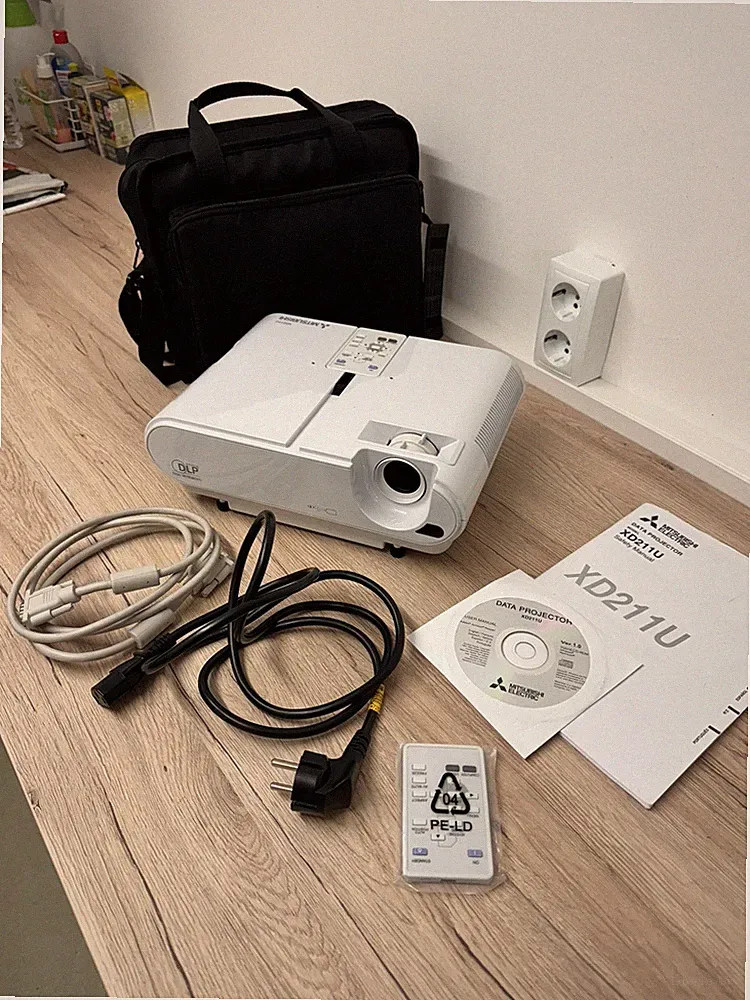 Mitsubishi xd211u DLP-Beamer 2200 ANSI-Lumen mit 2 Fernbedienungen und Tasche