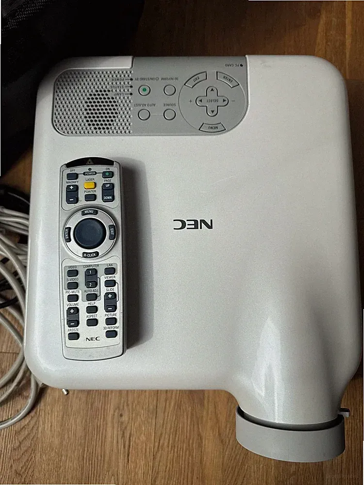 NEC LT245 Beamer Projektor XGA 1284h Lampe VGA inkl. Fernbedienung & Tasch