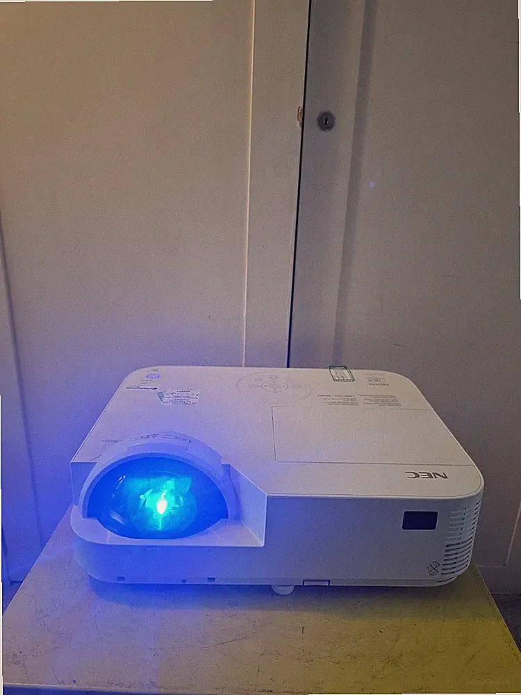 NEC M353WS NP-M353WS DLP-Projektor ohne Fernbedienung. 82% LAMPENLEBENSDAUER REST.