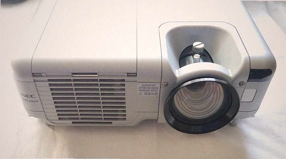 NEC MT1060R Projektor Beamer Kurzdistanz Festbrennweite NEUE org. Lampe MT60LB