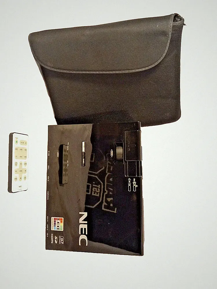 NEC NP-L50W 500 Lumen Mobiler Projektor + Fernbedienung & Tasche PLS LESEN