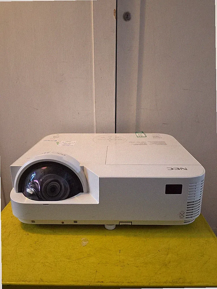 NEC NP-ME331W 3LCD Beamer. Voll funktionsfähig mit sehr guten Betriebsstunden.