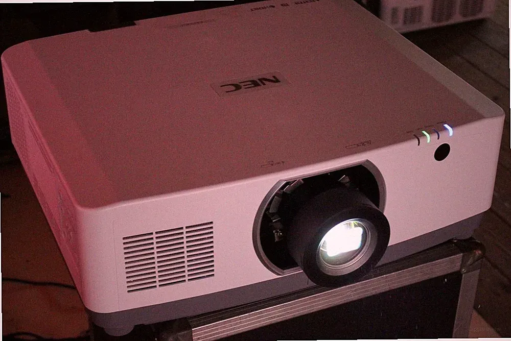 *Nec NP-PA703ULG+NP41ZL*Laser Beamer Projektor projector 7000 ANSI 2,5mio:1 4K