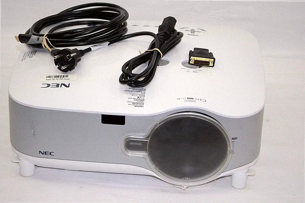 *NEC NP2150*LCD Beamer Projektor projector 4200 600:1 Lumen Lens-Shift WLAN HDMI