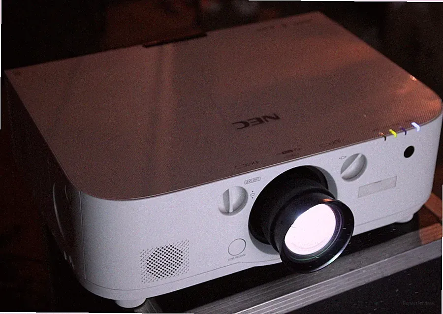 *NEC PA522U*High-End Beamer Projektor+NP13ZL Objektiv projector 5200lm 5000:1 4k