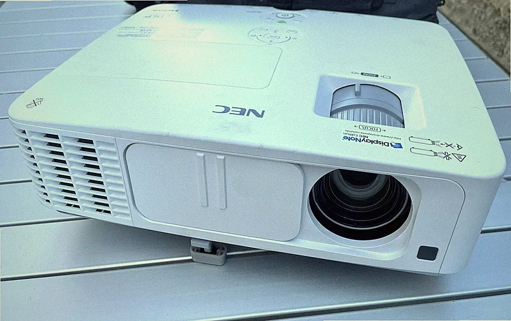 NEC PE401 FULL HD 3D Professional Desktop Projektor Heimkino Beamer 857h HDMI