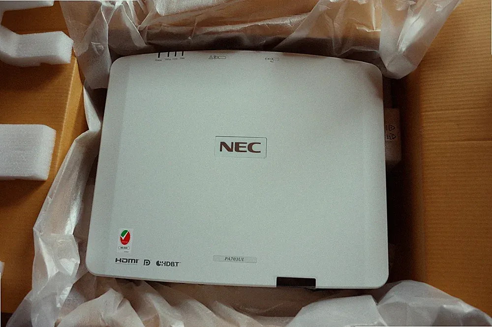 NEC Projektor NP-PA703ULG