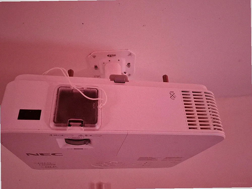 NEC V332W Beamer / Projektor mit NP35LP Lampe, Fernbedienung u. Wandhalterung