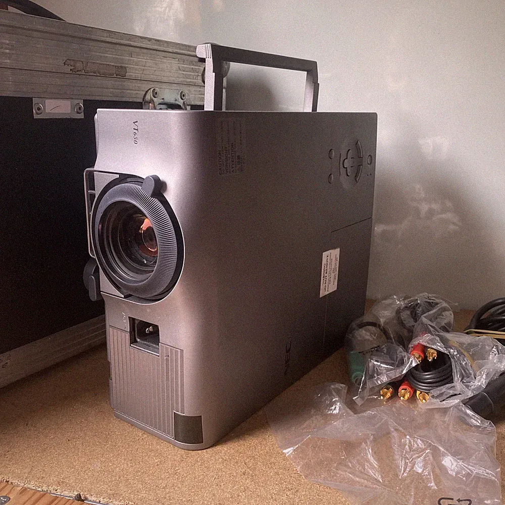 NEC VT650 3LCD-Projektor 1500 Lumen XGA funktionstüchtig mit Kabeln & Metall-Flightcase