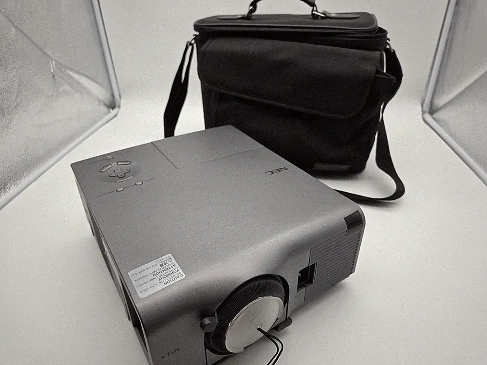 Nec VT650 | LCD Beamer | Projektor | 1500 Lumen | VGA | mit Tasche