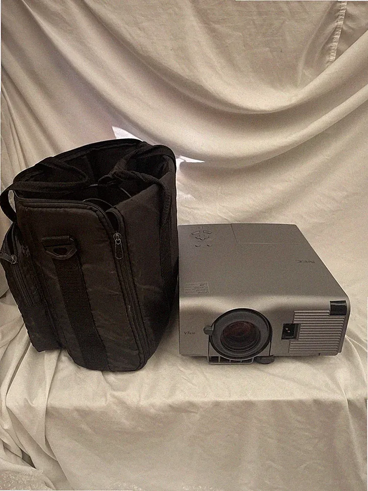 NEC VT650 Projektor 1500 Lumen XGA funktionstüchtig mit Kabeln und Tragetasche