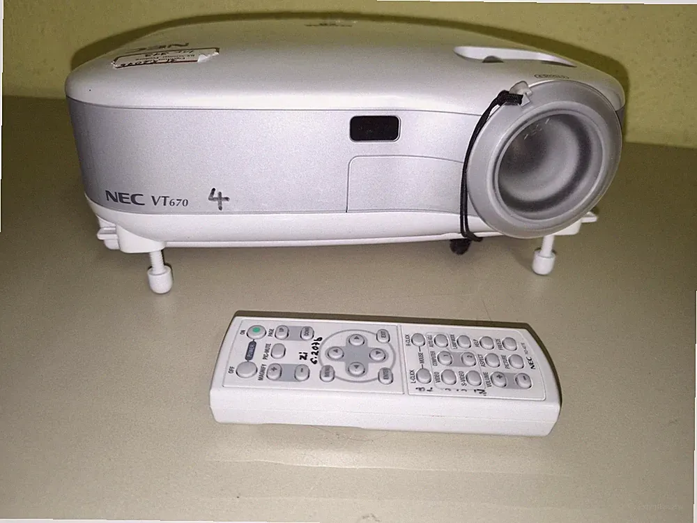NEC VT670 Beamer Projektor XGA 2100 Lumen VGA S-Video inkl. Fernbedienung