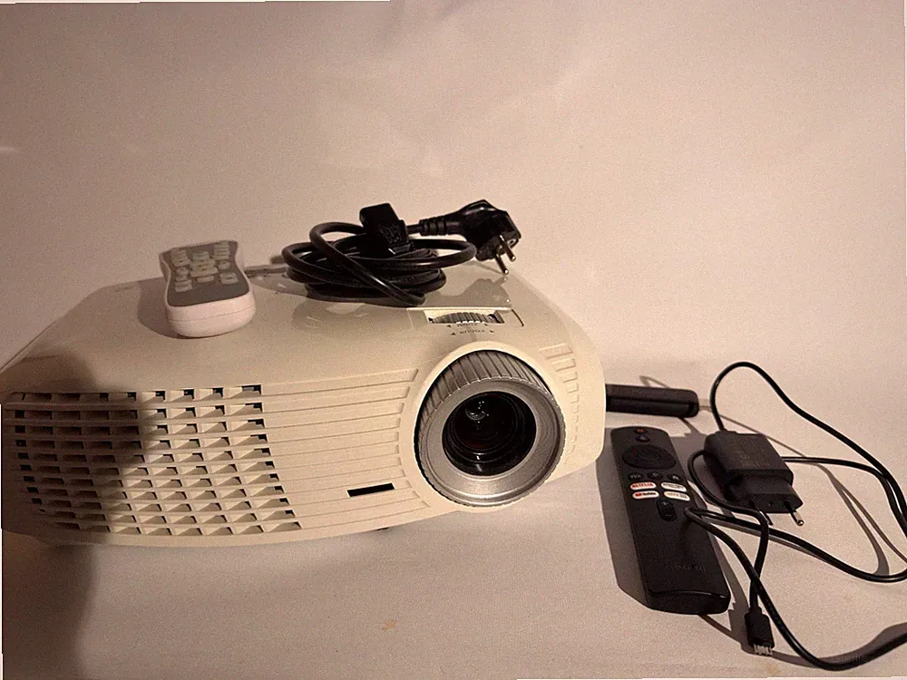 Optoma Beamer HD131Xe Full HD 1080p Projektor + Xiaomi Tv Stick