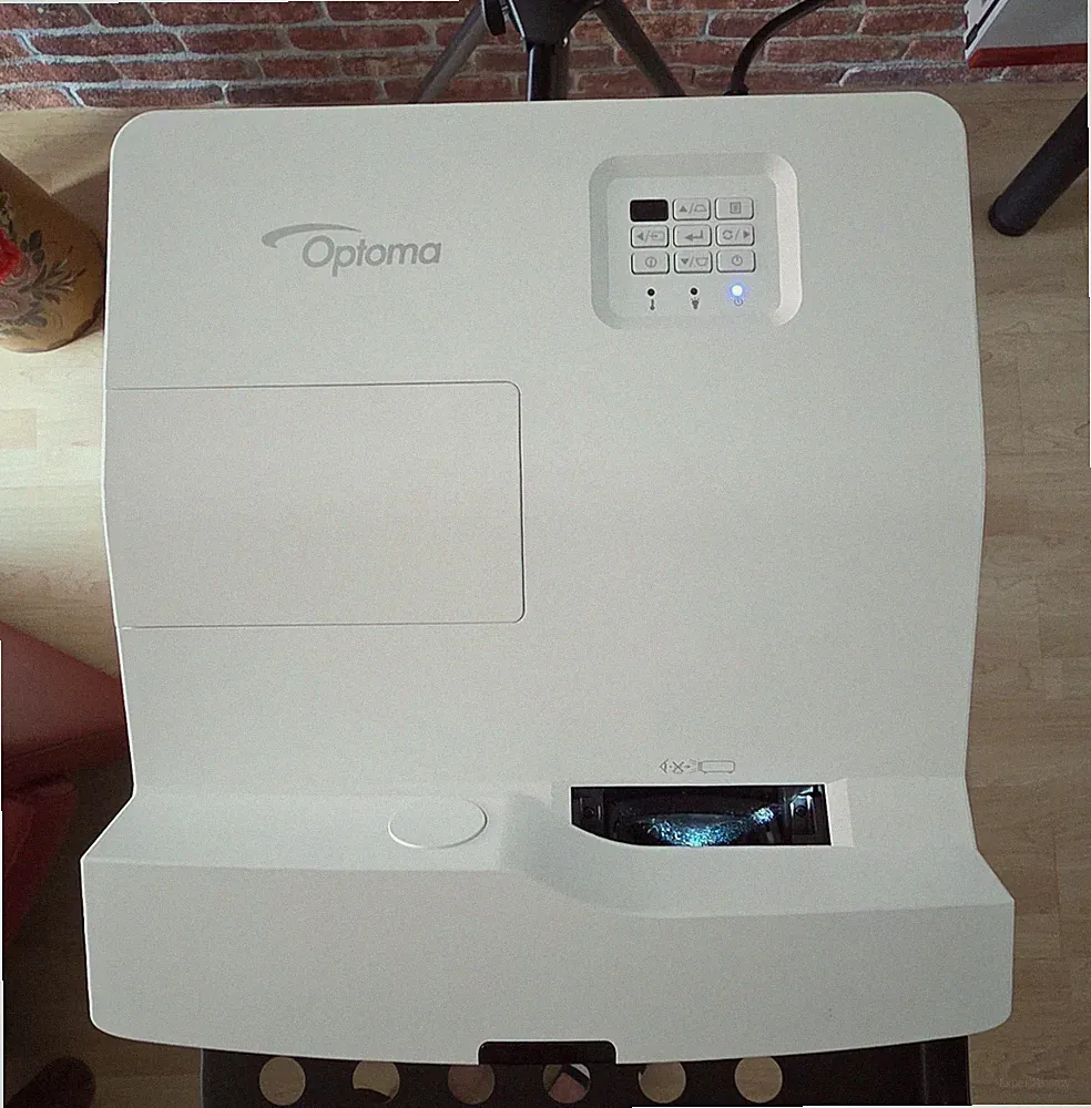 Optoma HD31UST Ultra-Kurzdistanzbeamer + Leinwand & Beamerstand