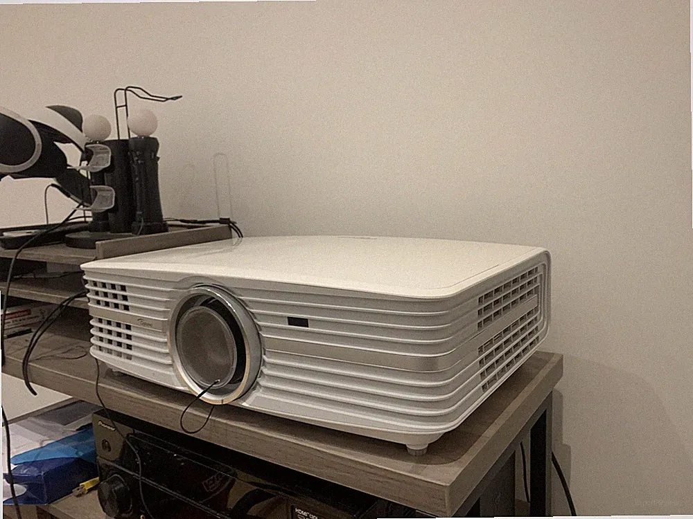 Optoma UHD60 True 4K UHD Projektor, hell 3000 Lumen nur 200 Std benutzt + Halterung