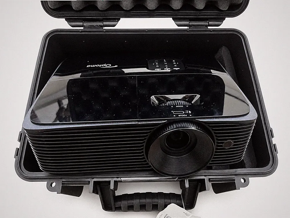 Optoma W371 DLP Beamer WXGA 3800 ANSI Lumen HDMI + Outdoor Case 4000 + Fernb.