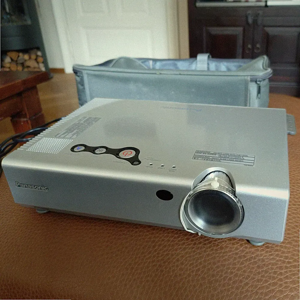 Panasonic LCD Projektor Beamer PT-LC76E