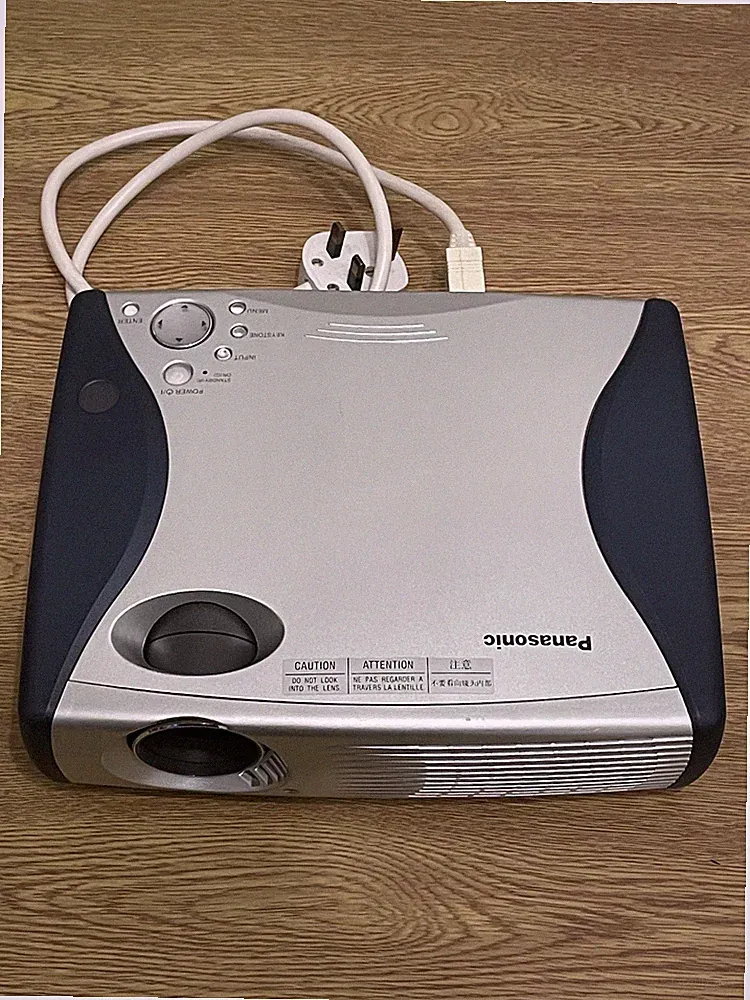 Panasonic LCD Projektor Modell PT-LC50E - mit Stromkabel & Fernbedienung - PAT getestet