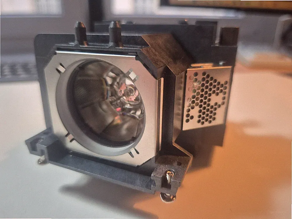 Panasonic Originale Beamer-Ersatzlampe PANASONIC ET-LAV400 Projektorlampe