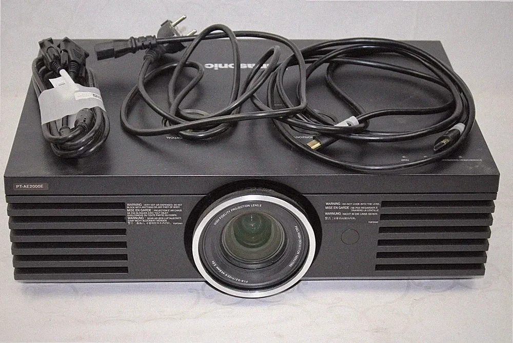 *Panasonic PT-AE2000E*Full-HD Heimkino Beamer Projektor 16000:1 1500Lumen 16:9